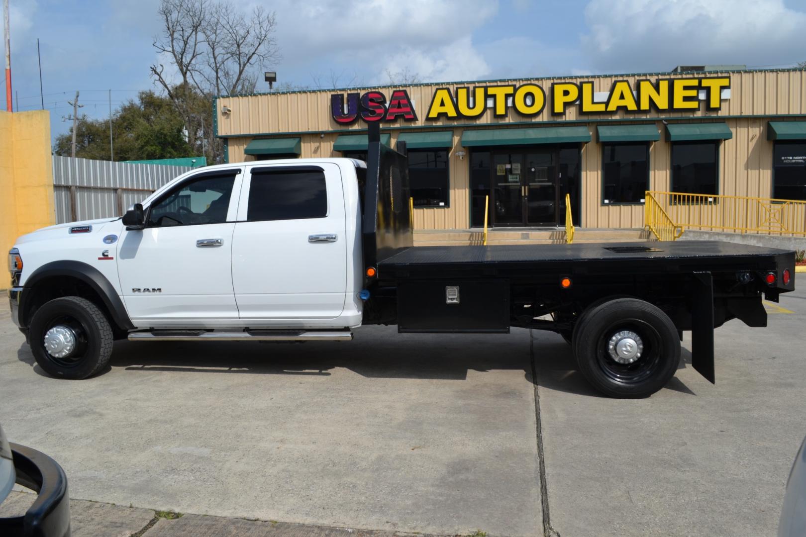 2021 WHITE /BLACK RAM SLT 4500 with an CUMMINS 6.7L TURBO DIESEL engine, AISIN A465 6SPD AUTOMATIC transmission, located at 9172 North Fwy, Houston, TX, 77037, (713) 910-6868, 29.887470, -95.411903 - Photo#9